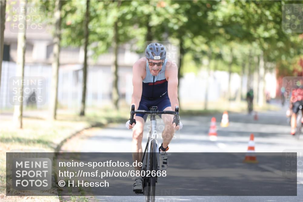 11.08.2024 - GEWOBA Citytriathlon Bremen H.Heesch http://msf.ph/oto/6802668 11.08.2024 12:04:09 Laufen  meine-sportfotos.de