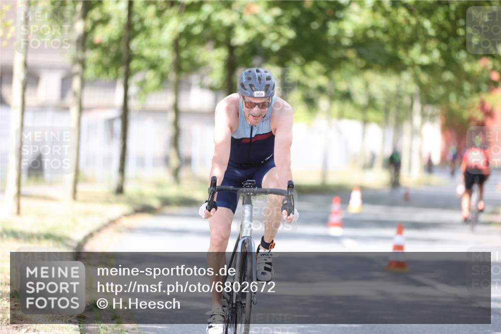 11.08.2024 - GEWOBA Citytriathlon Bremen H.Heesch http://msf.ph/oto/6802672 11.08.2024 12:04:09 Laufen  meine-sportfotos.de
