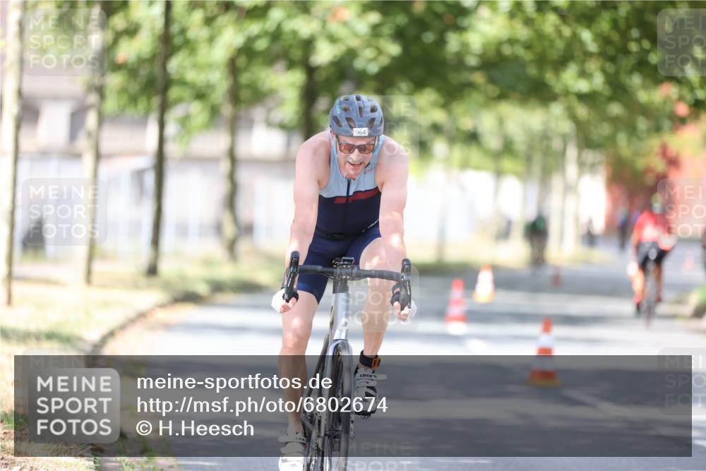 11.08.2024 - GEWOBA Citytriathlon Bremen H.Heesch http://msf.ph/oto/6802674 11.08.2024 12:04:09 Laufen  meine-sportfotos.de