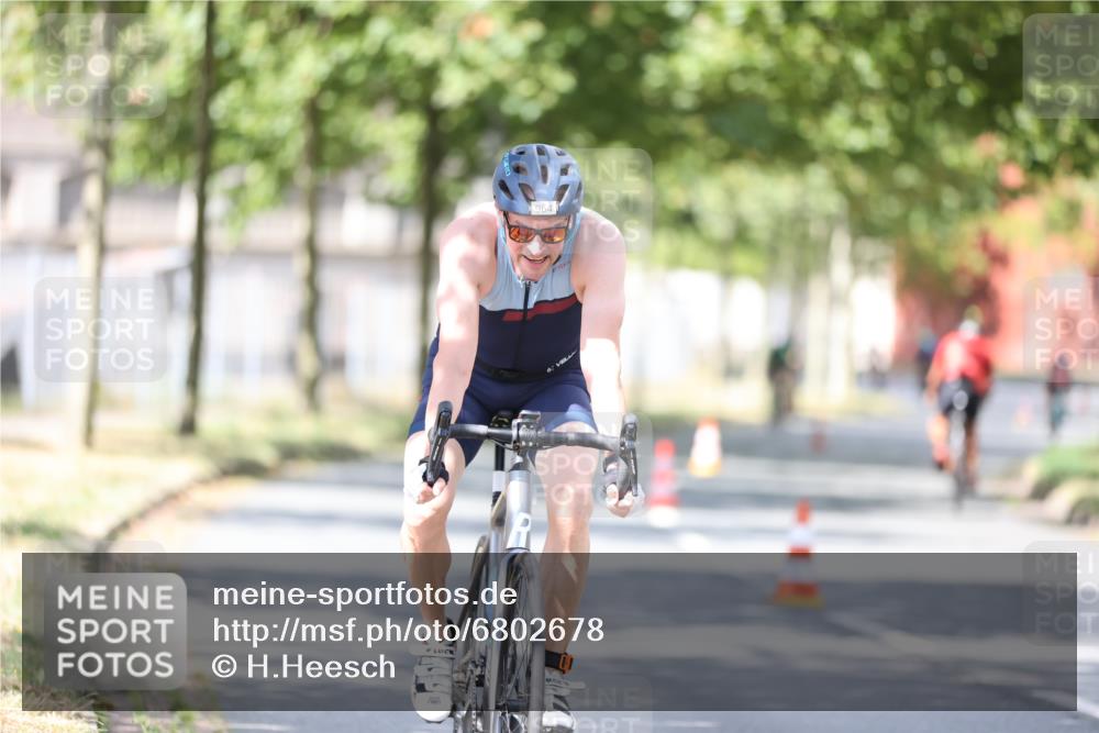 11.08.2024 - GEWOBA Citytriathlon Bremen H.Heesch http://msf.ph/oto/6802678 11.08.2024 12:04:09 Laufen  meine-sportfotos.de