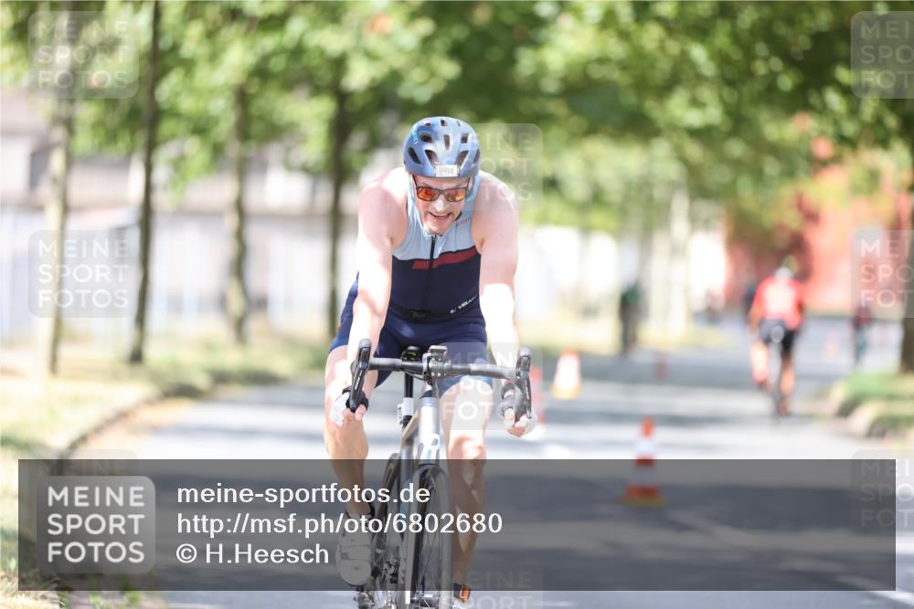 11.08.2024 - GEWOBA Citytriathlon Bremen H.Heesch http://msf.ph/oto/6802680 11.08.2024 12:04:09 Laufen  meine-sportfotos.de