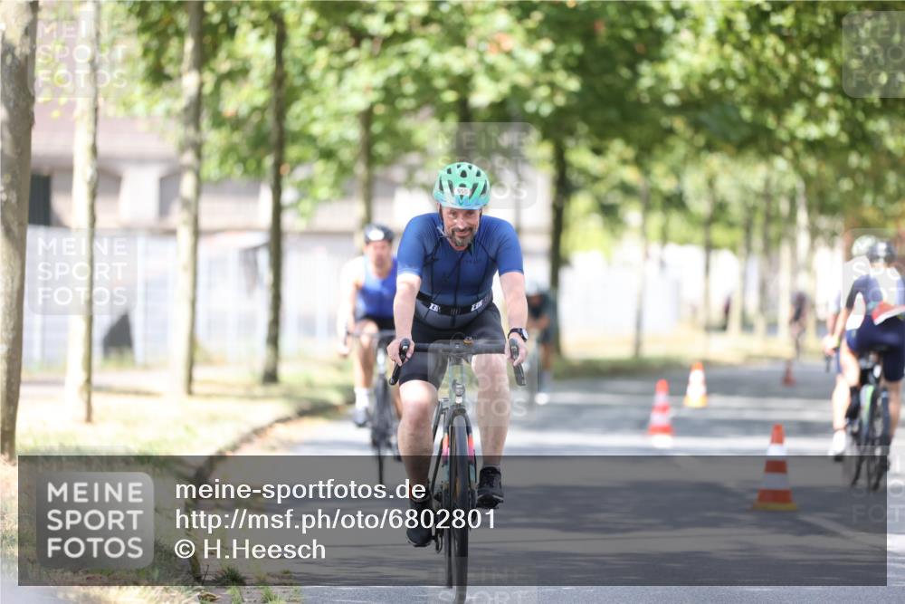 11.08.2024 - GEWOBA Citytriathlon Bremen H.Heesch http://msf.ph/oto/6802801 11.08.2024 12:04:23 Laufen  meine-sportfotos.de