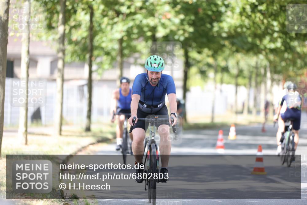 11.08.2024 - GEWOBA Citytriathlon Bremen H.Heesch http://msf.ph/oto/6802803 11.08.2024 12:04:23 Laufen  meine-sportfotos.de