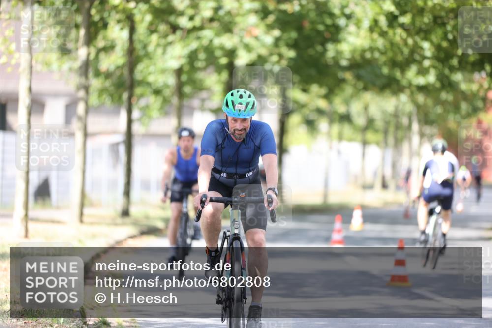 11.08.2024 - GEWOBA Citytriathlon Bremen H.Heesch http://msf.ph/oto/6802808 11.08.2024 12:04:23 Laufen  meine-sportfotos.de