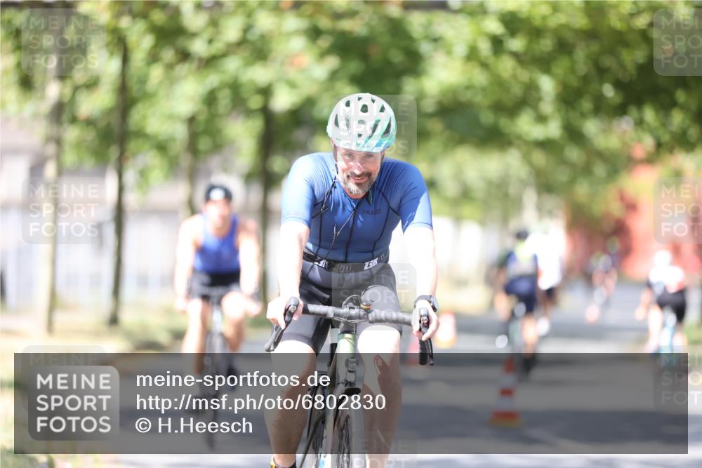 11.08.2024 - GEWOBA Citytriathlon Bremen H.Heesch http://msf.ph/oto/6802830 11.08.2024 12:04:24 Laufen  meine-sportfotos.de