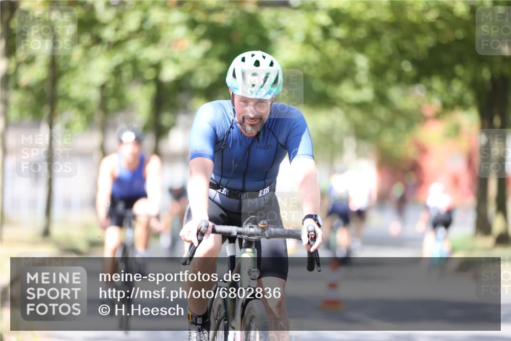 11.08.2024 - GEWOBA Citytriathlon Bremen H.Heesch http://msf.ph/oto/6802836 11.08.2024 12:04:24 Laufen  meine-sportfotos.de