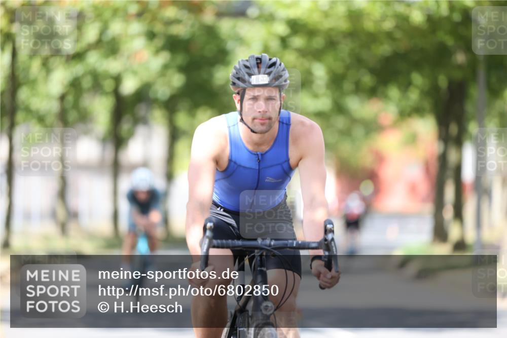 11.08.2024 - GEWOBA Citytriathlon Bremen H.Heesch http://msf.ph/oto/6802850 11.08.2024 12:04:25 Laufen  meine-sportfotos.de