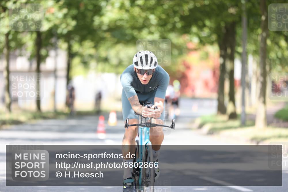 11.08.2024 - GEWOBA Citytriathlon Bremen H.Heesch http://msf.ph/oto/6802866 11.08.2024 12:04:27 Laufen  meine-sportfotos.de