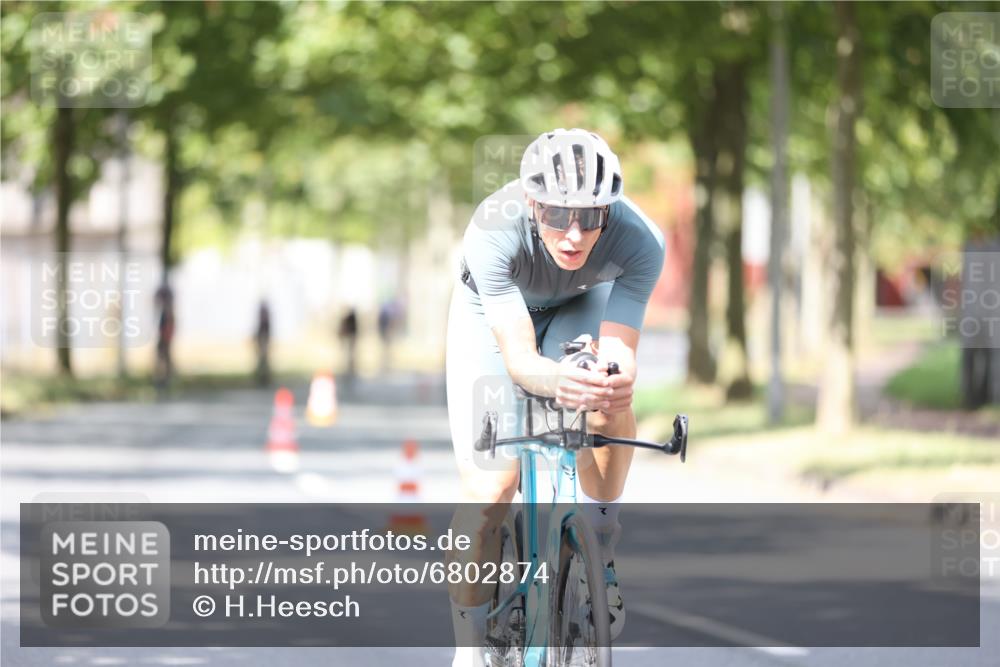 11.08.2024 - GEWOBA Citytriathlon Bremen H.Heesch http://msf.ph/oto/6802874 11.08.2024 12:04:27 Laufen  meine-sportfotos.de
