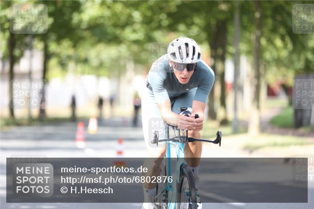 11.08.2024 - GEWOBA Citytriathlon Bremen H.Heesch http://msf.ph/oto/6802876 11.08.2024 12:04:27 Laufen  meine-sportfotos.de