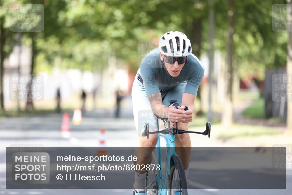 11.08.2024 - GEWOBA Citytriathlon Bremen H.Heesch http://msf.ph/oto/6802878 11.08.2024 12:04:27 Laufen  meine-sportfotos.de