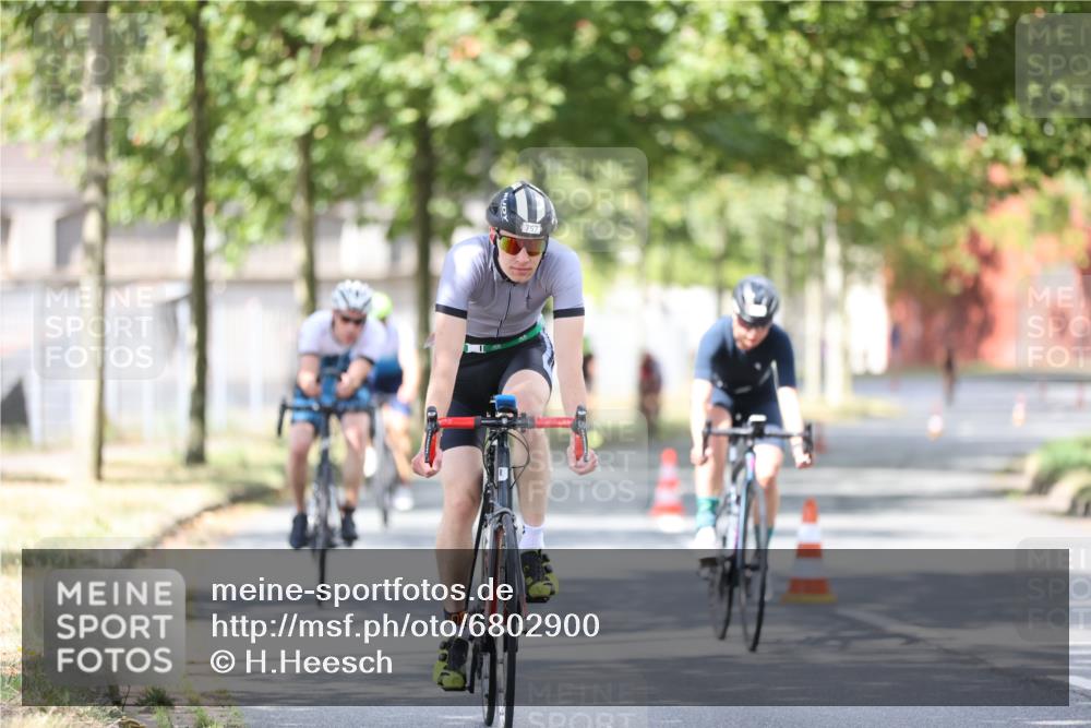 11.08.2024 - GEWOBA Citytriathlon Bremen H.Heesch http://msf.ph/oto/6802900 11.08.2024 12:04:32 Laufen  meine-sportfotos.de