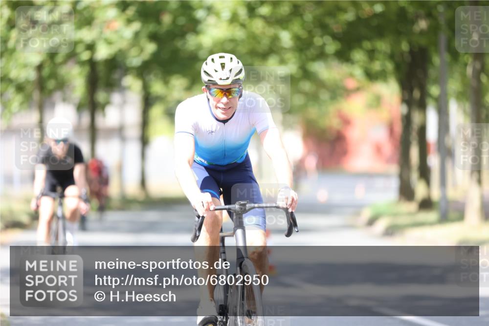11.08.2024 - GEWOBA Citytriathlon Bremen H.Heesch http://msf.ph/oto/6802950 11.08.2024 12:04:35 Laufen  meine-sportfotos.de