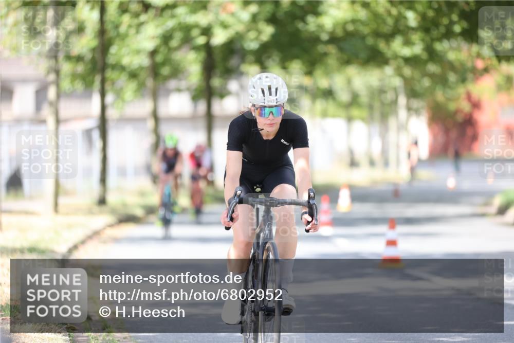 11.08.2024 - GEWOBA Citytriathlon Bremen H.Heesch http://msf.ph/oto/6802952 11.08.2024 12:04:36 Laufen  meine-sportfotos.de