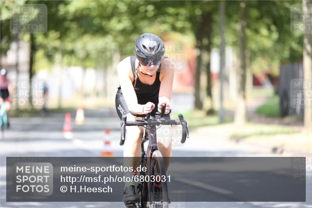 11.08.2024 - GEWOBA Citytriathlon Bremen H.Heesch http://msf.ph/oto/6803031 11.08.2024 12:04:47 Laufen  meine-sportfotos.de