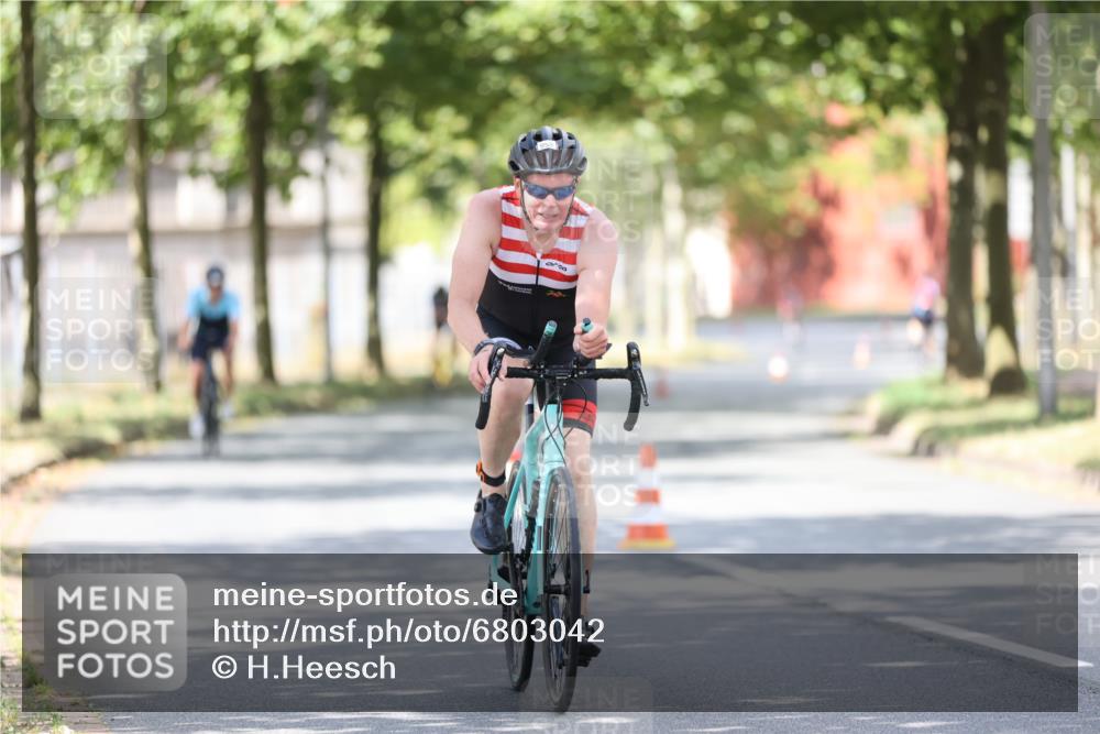 11.08.2024 - GEWOBA Citytriathlon Bremen H.Heesch http://msf.ph/oto/6803042 11.08.2024 12:04:50 Laufen  meine-sportfotos.de