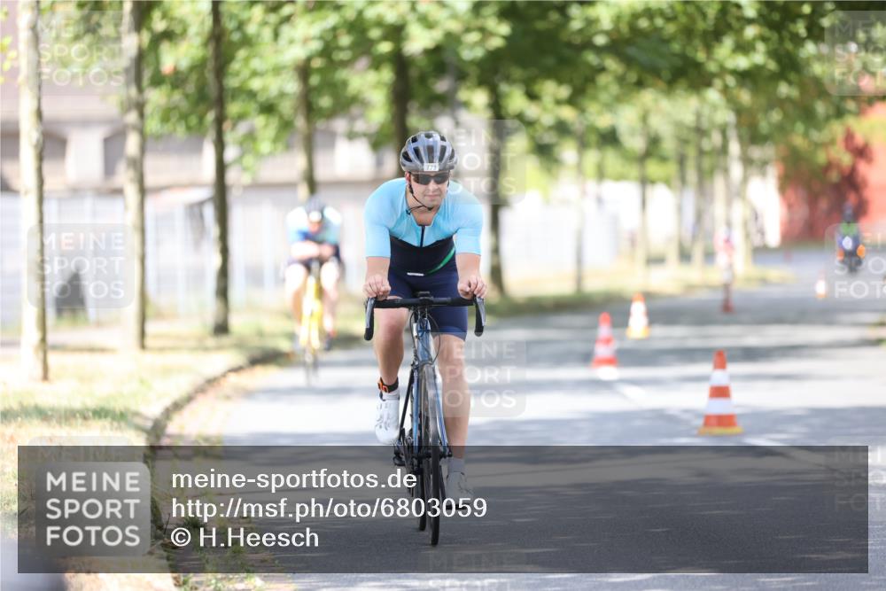 11.08.2024 - GEWOBA Citytriathlon Bremen H.Heesch http://msf.ph/oto/6803059 11.08.2024 12:04:53 Laufen  meine-sportfotos.de