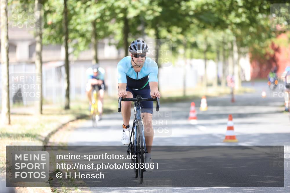 11.08.2024 - GEWOBA Citytriathlon Bremen H.Heesch http://msf.ph/oto/6803061 11.08.2024 12:04:53 Laufen  meine-sportfotos.de