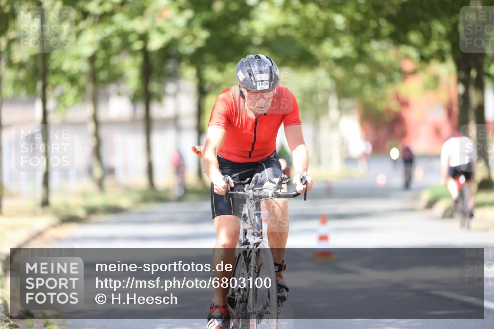 11.08.2024 - GEWOBA Citytriathlon Bremen H.Heesch http://msf.ph/oto/6803100 11.08.2024 12:04:57 Laufen  meine-sportfotos.de
