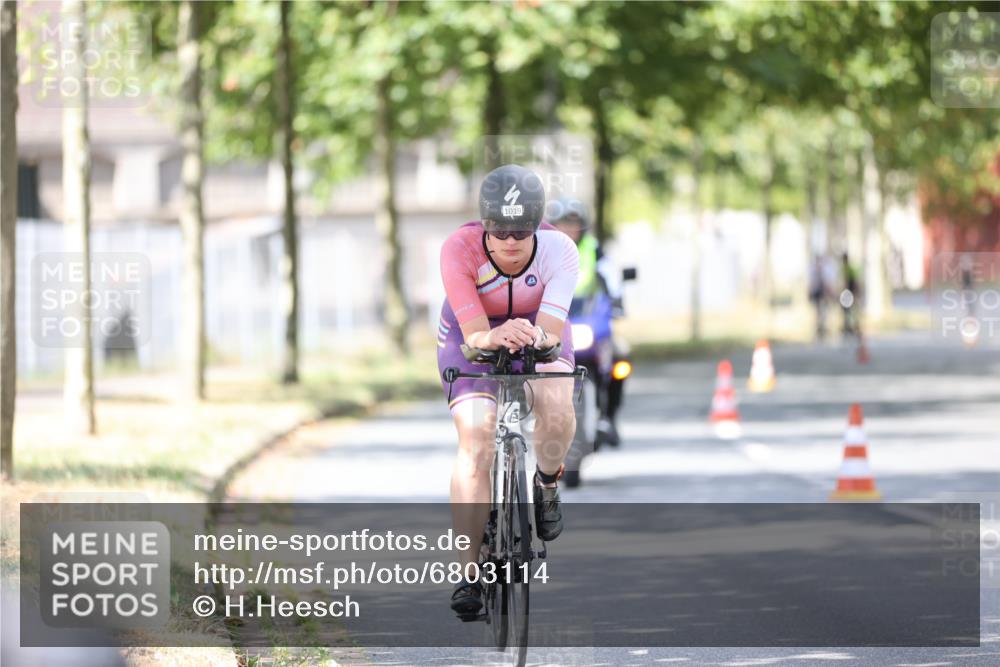 11.08.2024 - GEWOBA Citytriathlon Bremen H.Heesch http://msf.ph/oto/6803114 11.08.2024 12:05:03 Laufen  meine-sportfotos.de