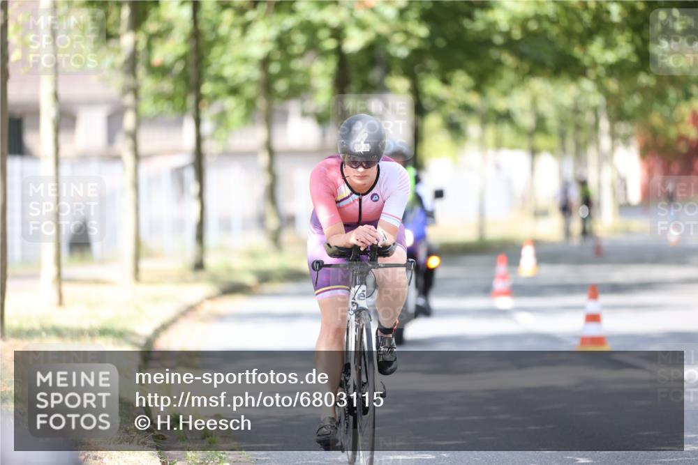 11.08.2024 - GEWOBA Citytriathlon Bremen H.Heesch http://msf.ph/oto/6803115 11.08.2024 12:05:03 Laufen  meine-sportfotos.de