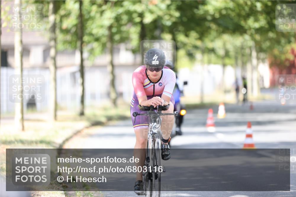 11.08.2024 - GEWOBA Citytriathlon Bremen H.Heesch http://msf.ph/oto/6803116 11.08.2024 12:05:03 Laufen  meine-sportfotos.de