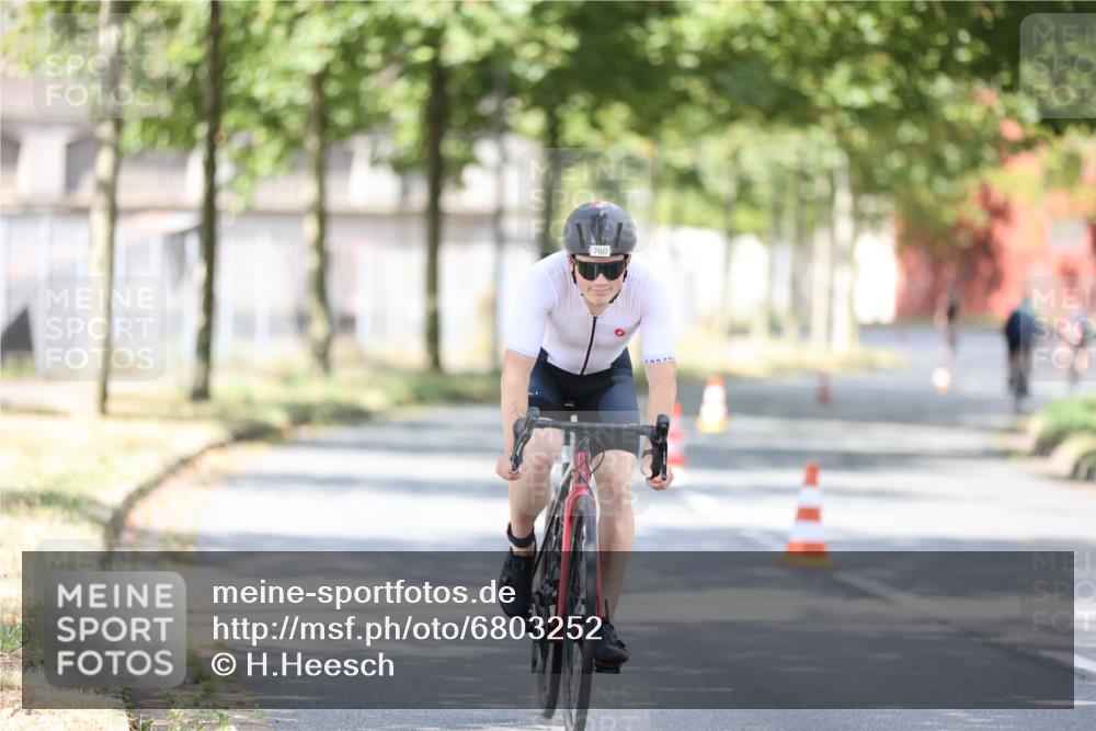 11.08.2024 - GEWOBA Citytriathlon Bremen H.Heesch http://msf.ph/oto/6803252 11.08.2024 12:05:44 Laufen  meine-sportfotos.de