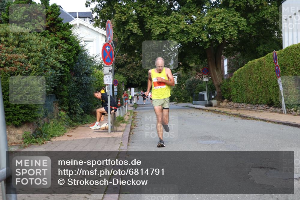 25.08.2024 - 20. Blankeneser Heldenlauf Strokosch-Dieckow http://msf.ph/oto/6814791 25.08.2024 09:40:04 Ziel 220, 221, 233 meine-sportfotos.de