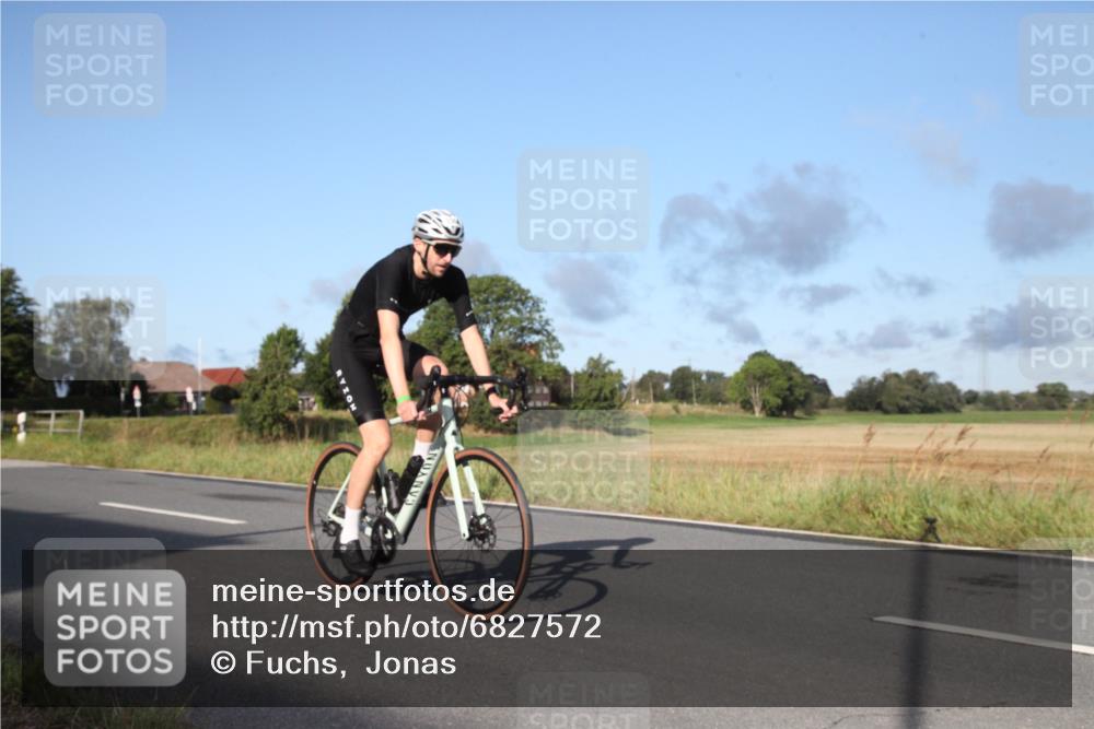 25.08.2024 - Elbe Triathlon Hamburg Fuchs,  Jonas http://msf.ph/oto/6827572 25.08.2024 09:14:36 Radfahren 90, 136, 403, 250, 147 meine-sportfotos.de