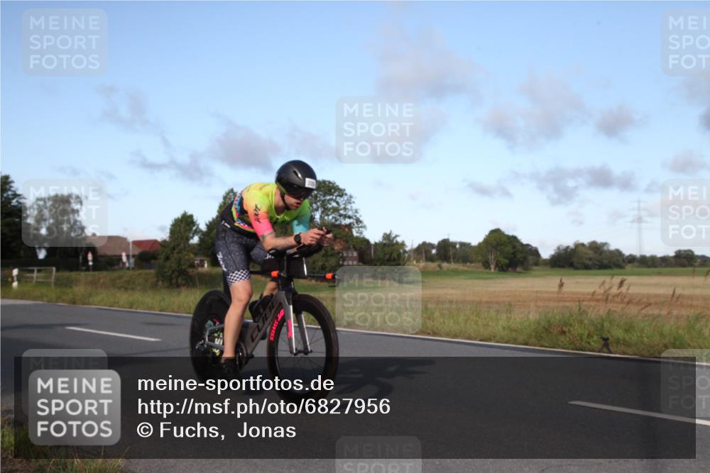 25.08.2024 - Elbe Triathlon Hamburg Fuchs,  Jonas http://msf.ph/oto/6827956 25.08.2024 09:22:45 Radfahren 327, 209, 45, 443, 266 meine-sportfotos.de