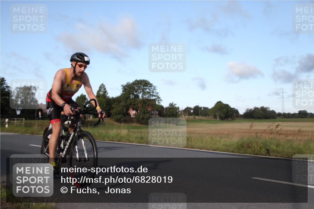 25.08.2024 - Elbe Triathlon Hamburg Fuchs,  Jonas http://msf.ph/oto/6828019 25.08.2024 09:24:08 Radfahren 369, 76, 74, 117, 283 meine-sportfotos.de