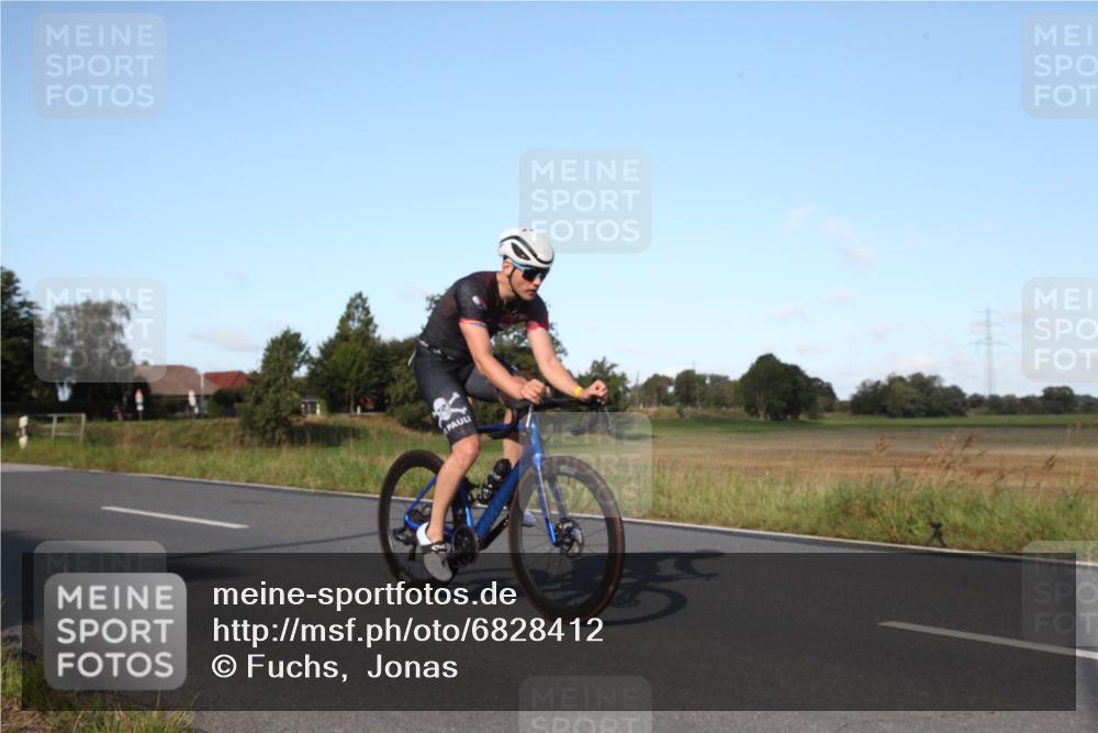 25.08.2024 - Elbe Triathlon Hamburg Fuchs,  Jonas http://msf.ph/oto/6828412 25.08.2024 09:30:36 Radfahren 170, 330, 88, 250, 70, 44, 304 meine-sportfotos.de