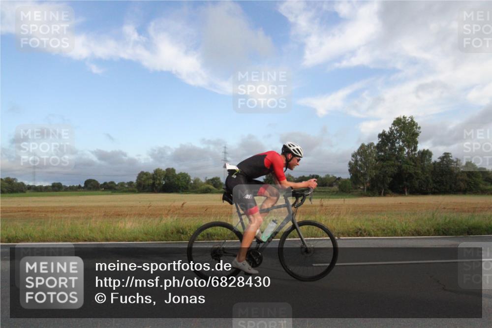 25.08.2024 - Elbe Triathlon Hamburg Fuchs,  Jonas http://msf.ph/oto/6828430 25.08.2024 08:40:50 Radfahren 92, 81, 89 meine-sportfotos.de