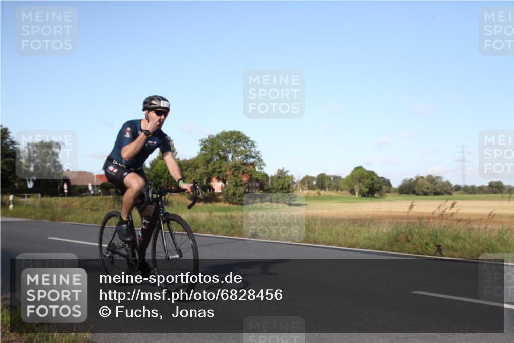 25.08.2024 - Elbe Triathlon Hamburg Fuchs,  Jonas http://msf.ph/oto/6828456 25.08.2024 09:31:05 Radfahren 400, 254, 271, 67, 113, 136, 187, 257, 302 meine-sportfotos.de