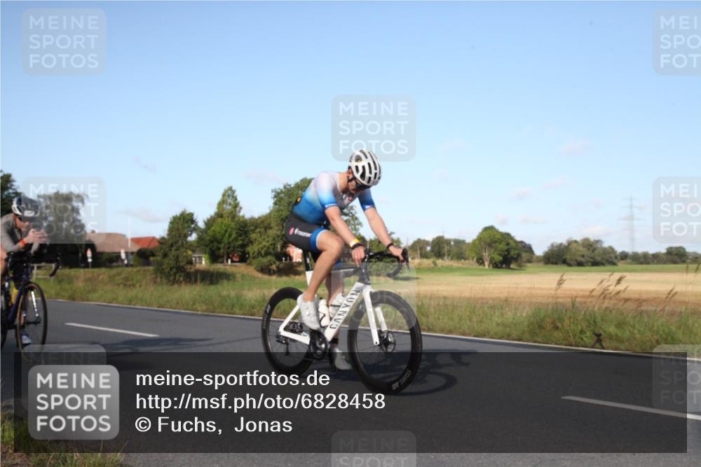 25.08.2024 - Elbe Triathlon Hamburg Fuchs,  Jonas http://msf.ph/oto/6828458 25.08.2024 09:31:07 Radfahren 400, 254, 271, 67, 113, 136, 187, 257, 302 meine-sportfotos.de