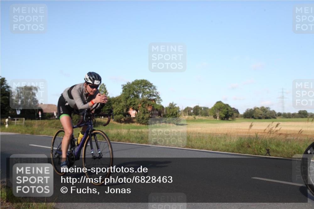 25.08.2024 - Elbe Triathlon Hamburg Fuchs,  Jonas http://msf.ph/oto/6828463 25.08.2024 09:31:07 Radfahren 400, 254, 271, 67, 113, 136, 187, 257, 302 meine-sportfotos.de