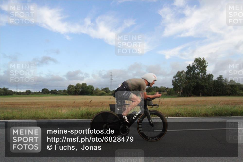 25.08.2024 - Elbe Triathlon Hamburg Fuchs,  Jonas http://msf.ph/oto/6828479 25.08.2024 08:41:46 Radfahren 105 meine-sportfotos.de