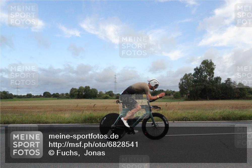 25.08.2024 - Elbe Triathlon Hamburg Fuchs,  Jonas http://msf.ph/oto/6828541 25.08.2024 08:44:14 Radfahren 97 meine-sportfotos.de