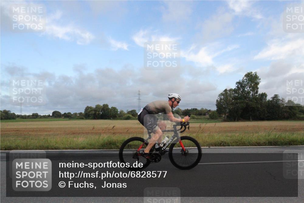 25.08.2024 - Elbe Triathlon Hamburg Fuchs,  Jonas http://msf.ph/oto/6828577 25.08.2024 08:45:30 Radfahren 98 meine-sportfotos.de