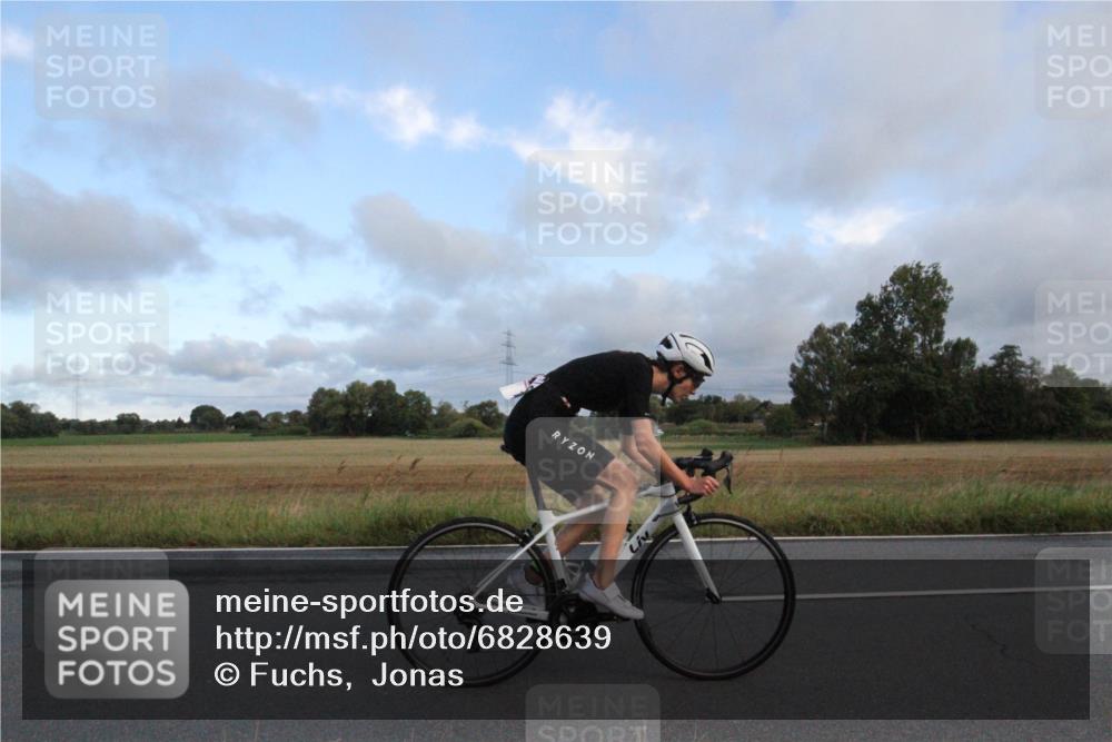 25.08.2024 - Elbe Triathlon Hamburg Fuchs,  Jonas http://msf.ph/oto/6828639 25.08.2024 08:50:16 Radfahren 109 meine-sportfotos.de