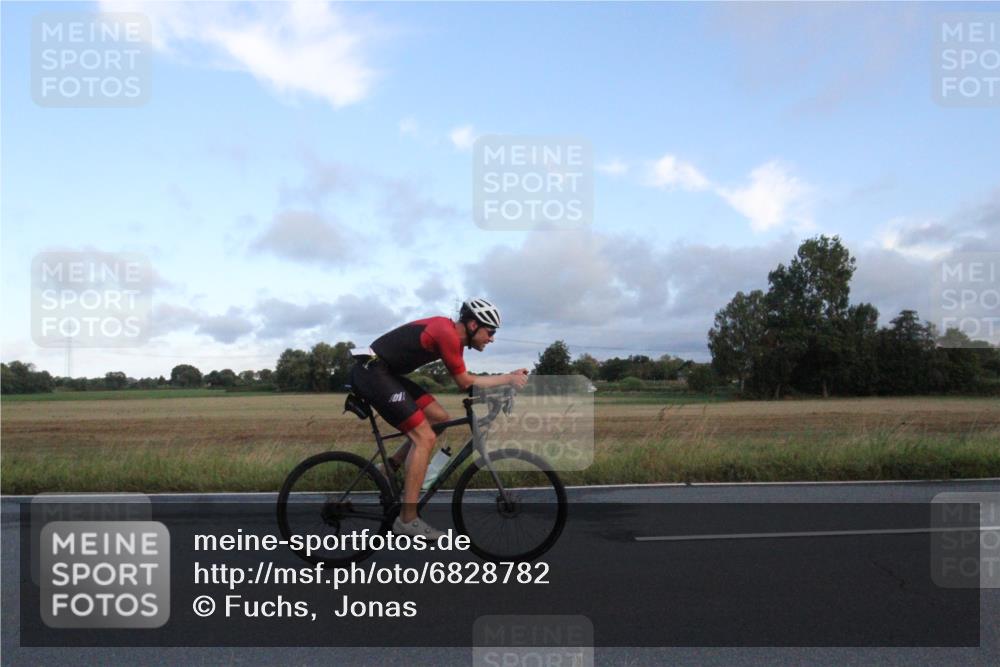 25.08.2024 - Elbe Triathlon Hamburg Fuchs,  Jonas http://msf.ph/oto/6828782 25.08.2024 08:54:29 Radfahren 92, 182, 81, 89 meine-sportfotos.de