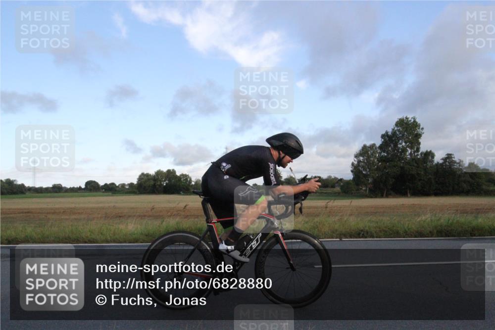25.08.2024 - Elbe Triathlon Hamburg Fuchs,  Jonas http://msf.ph/oto/6828880 25.08.2024 08:56:41 Radfahren 64, 131, 35, 154 meine-sportfotos.de