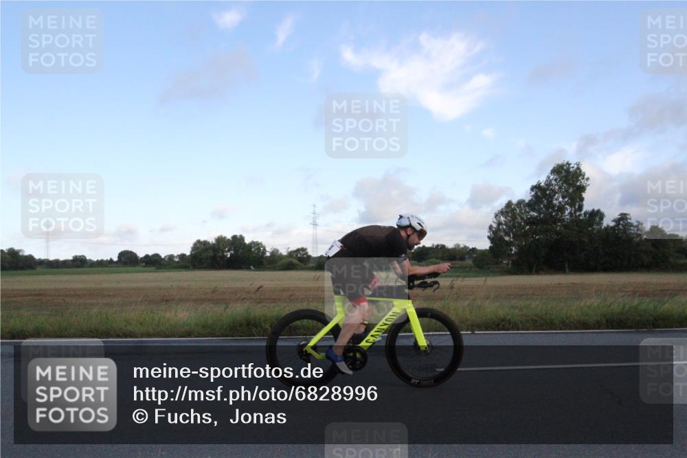 25.08.2024 - Elbe Triathlon Hamburg Fuchs,  Jonas http://msf.ph/oto/6828996 25.08.2024 08:58:42 Radfahren 54, 41, 33 meine-sportfotos.de