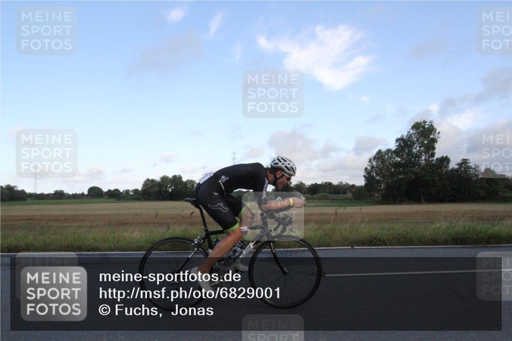 25.08.2024 - Elbe Triathlon Hamburg Fuchs,  Jonas http://msf.ph/oto/6829001 25.08.2024 08:58:45 Radfahren 54, 41, 33 meine-sportfotos.de