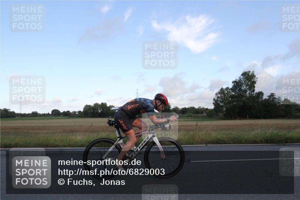 25.08.2024 - Elbe Triathlon Hamburg Fuchs,  Jonas http://msf.ph/oto/6829003 25.08.2024 08:58:48 Radfahren 54, 41, 33 meine-sportfotos.de