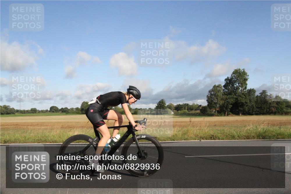 25.08.2024 - Elbe Triathlon Hamburg Fuchs,  Jonas http://msf.ph/oto/6829936 25.08.2024 09:16:02 Radfahren 68, 133, 144, 249 meine-sportfotos.de