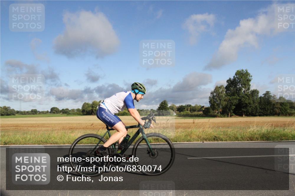 25.08.2024 - Elbe Triathlon Hamburg Fuchs,  Jonas http://msf.ph/oto/6830074 25.08.2024 09:17:48 Radfahren 1851, 289, 323, 265, 71 meine-sportfotos.de