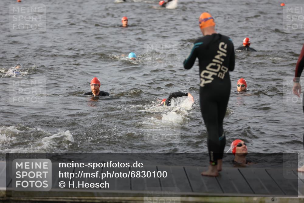 25.08.2024 - Elbe Triathlon Hamburg H.Heesch http://msf.ph/oto/6830100 25.08.2024 07:56:09 Schwimmen  meine-sportfotos.de