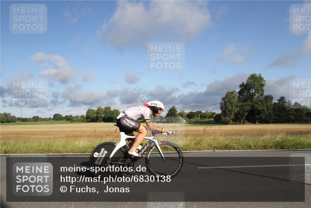 25.08.2024 - Elbe Triathlon Hamburg Fuchs,  Jonas http://msf.ph/oto/6830138 25.08.2024 09:18:35 Radfahren 119, 228, 73, 50, 242 meine-sportfotos.de