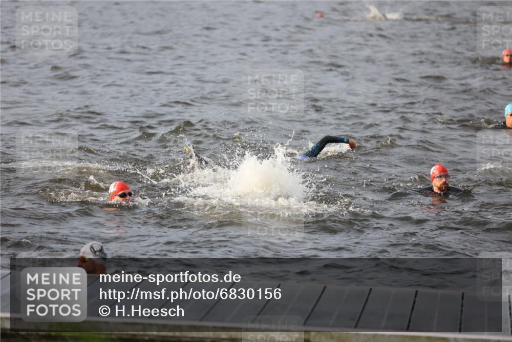 25.08.2024 - Elbe Triathlon Hamburg H.Heesch http://msf.ph/oto/6830156 25.08.2024 07:56:11 Schwimmen  meine-sportfotos.de